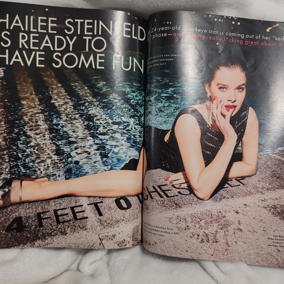 Hailee Steinfeld Cosmo COSMOPOLITAN MAGAZINE Dec 2021 /Jan 2022 Beautiful - Picture 3 of 5